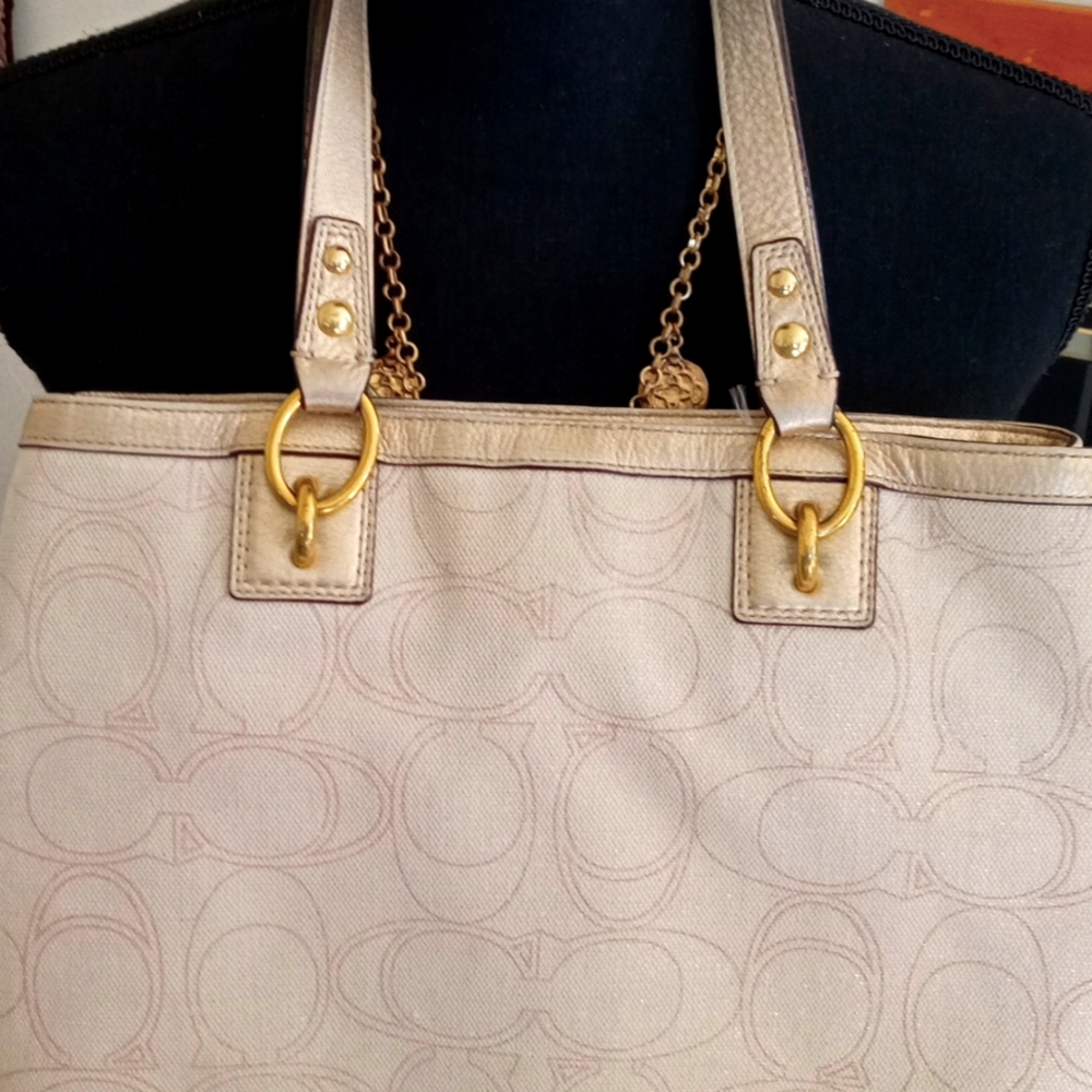 Coach bag medium size beautiful condition gold details. - Picture 4 of 9